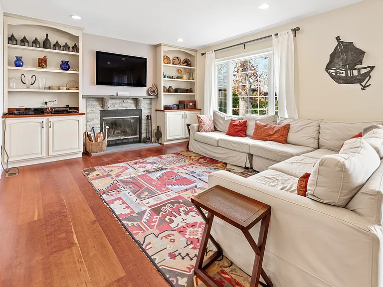 Hillside Dr W — Photo 15