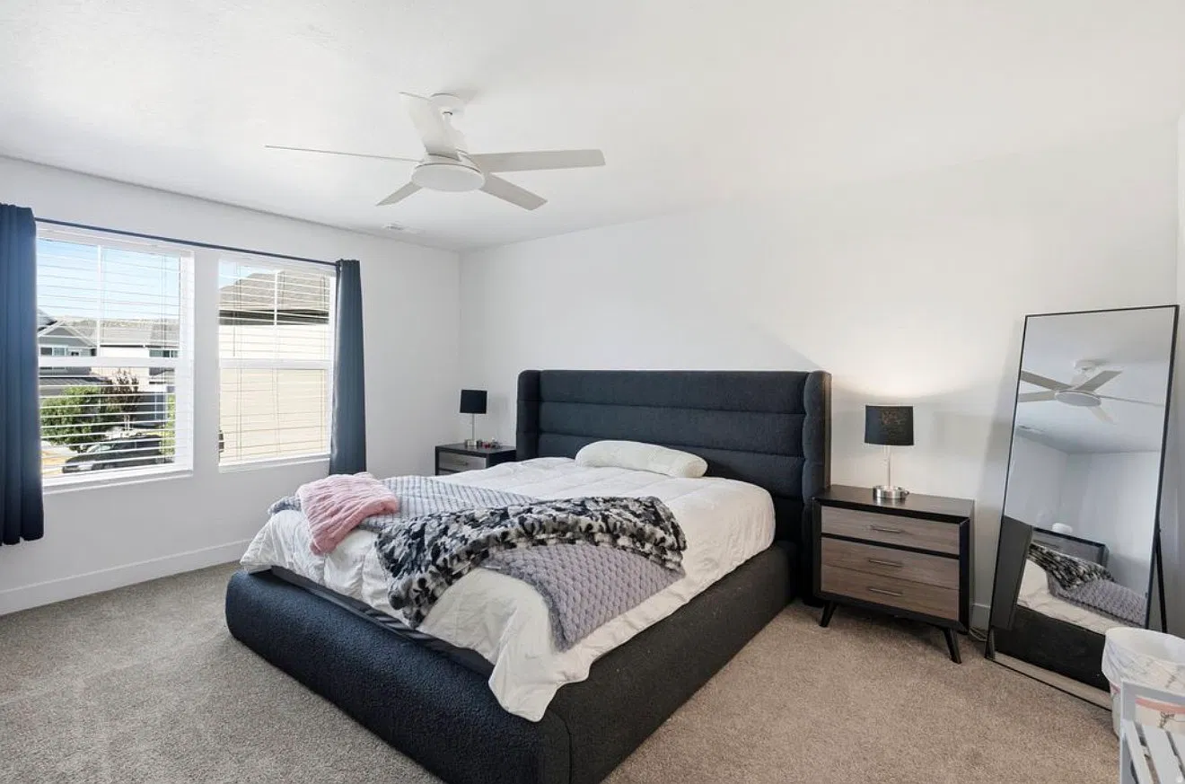 4 bed, 2.5 bath, 3800 sqft, $2,700 — Photo 4