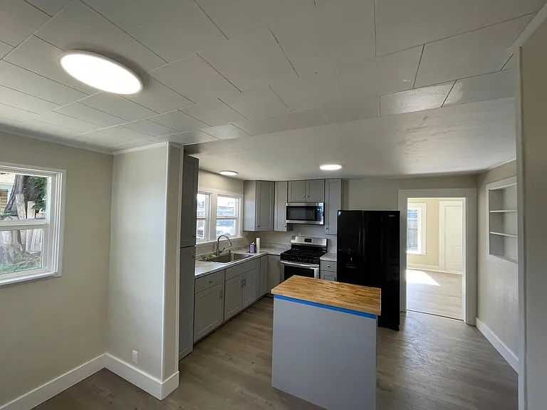 3241 Trinity St — Photo 3