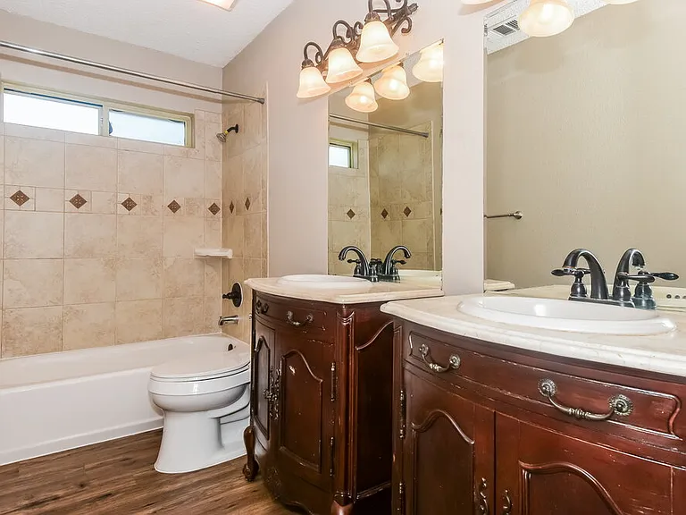 511 Rosewood Ln — Photo 16