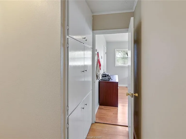 305 Brookside Dr W — Photo 28