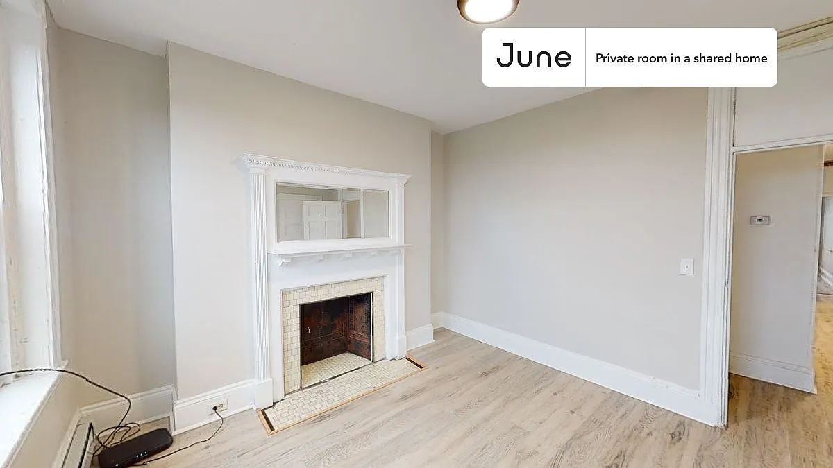 Queen bedroom in 4 bed/1 bath home in Allston #1421 B — Photo 3