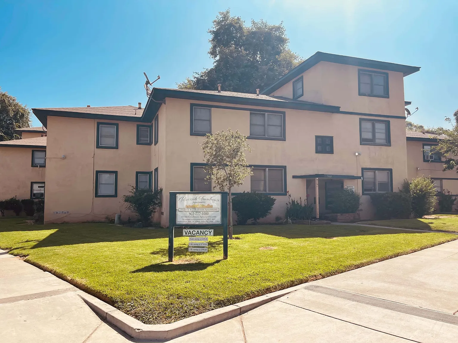 Riverside Townhouse Apartments — Photo 1