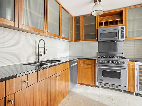 3rd image of 250 E 53rd St APT 1801
