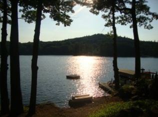 142 E Shore Dr, Weare, NH 03281