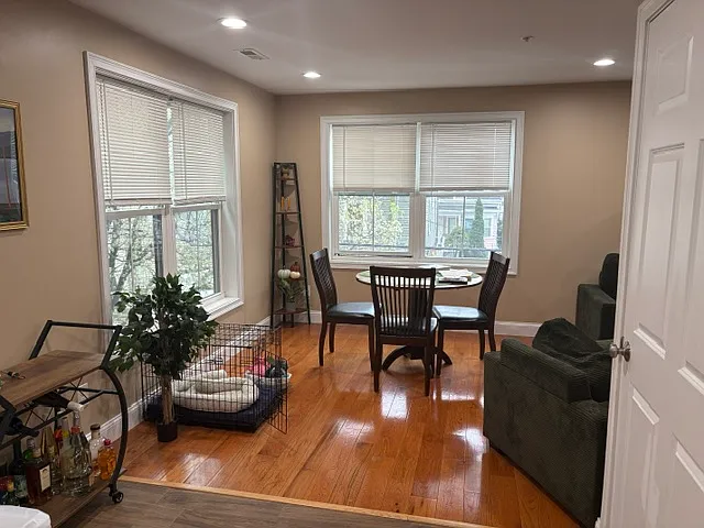 2 bed, 784 sqft, $2,300 — Photo 3