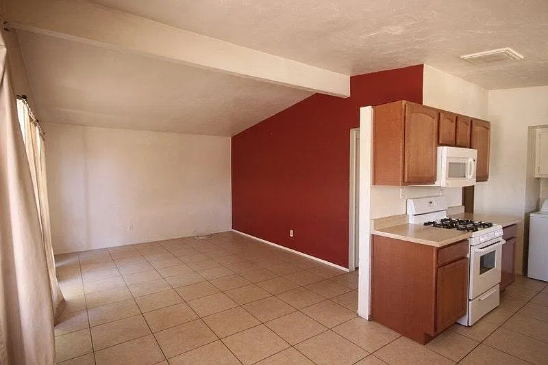 3 bed, 1050 sqft, $1,390 — Photo 2