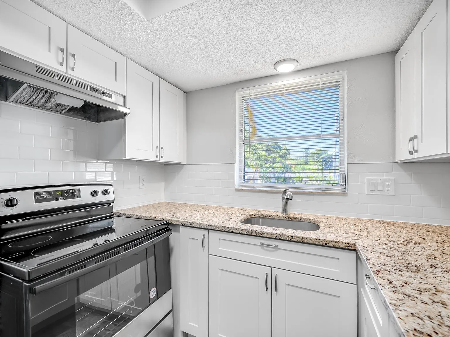 3 bed, 1000 sqft, $1,995 — Photo 4