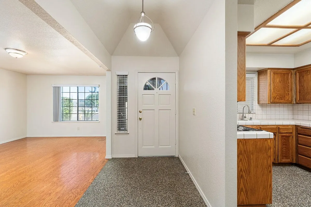 Building Photo - 2653 Ocean Front Walk