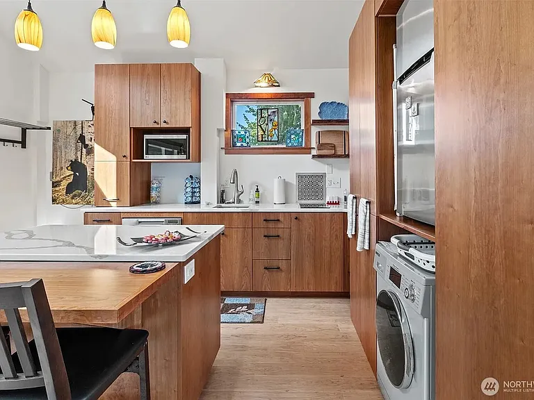 231 Benton St — Photo 3