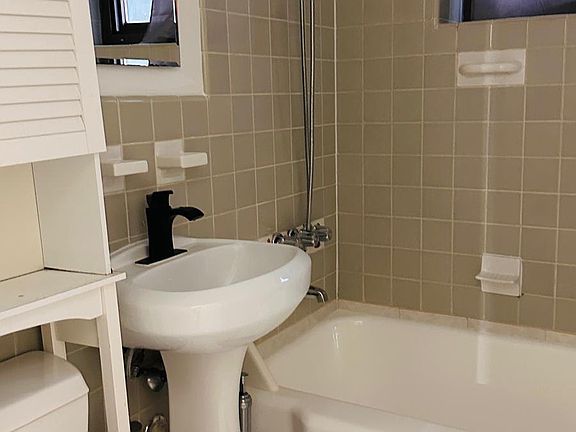 4th image of 3041 Edwin Ave APT 2F