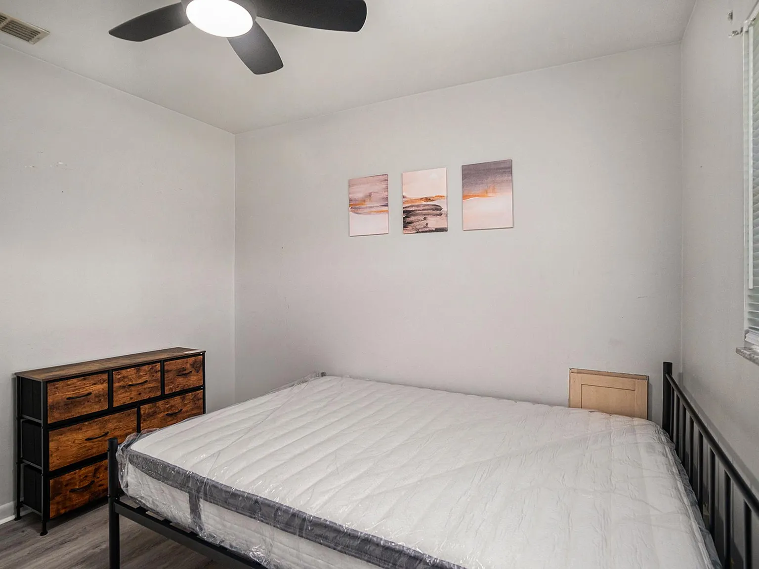 4 bed, 2.0 bath, 1886 sqft, $866 — Photo 3