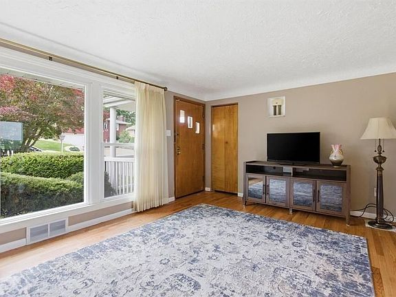 3rd image of 1540 Oneida Dr