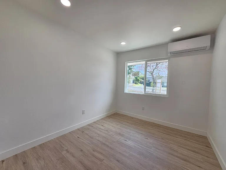 1038 Adel Ave — Photo 12