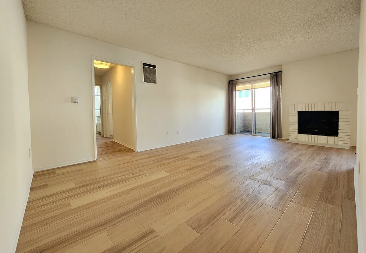 Building Photo - 1550 Armacost Ave #105