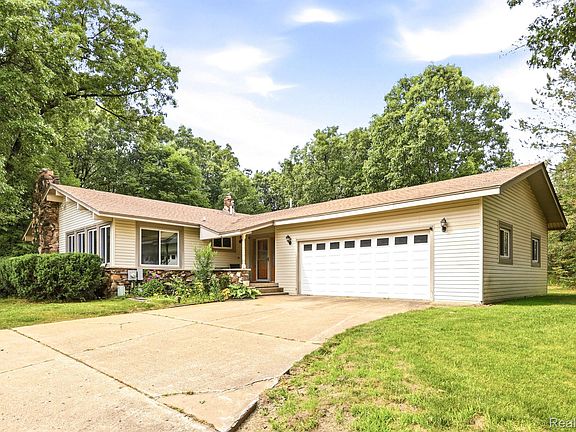 4th image of 1215 Oakwood Rd