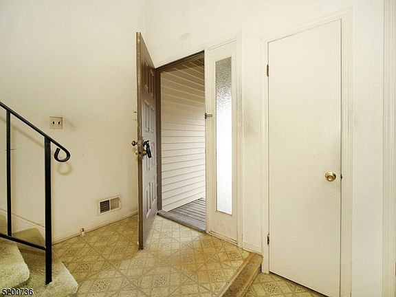 4th image of 11 Chelsea Ct