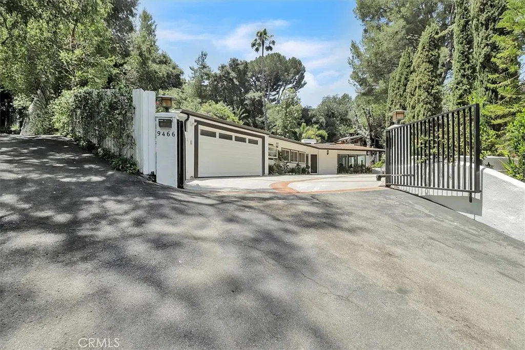 3 bed, 2051 sqft, $10,700 — Photo 2