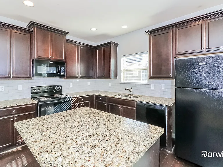 1620 Potomac Ct — Photo 2