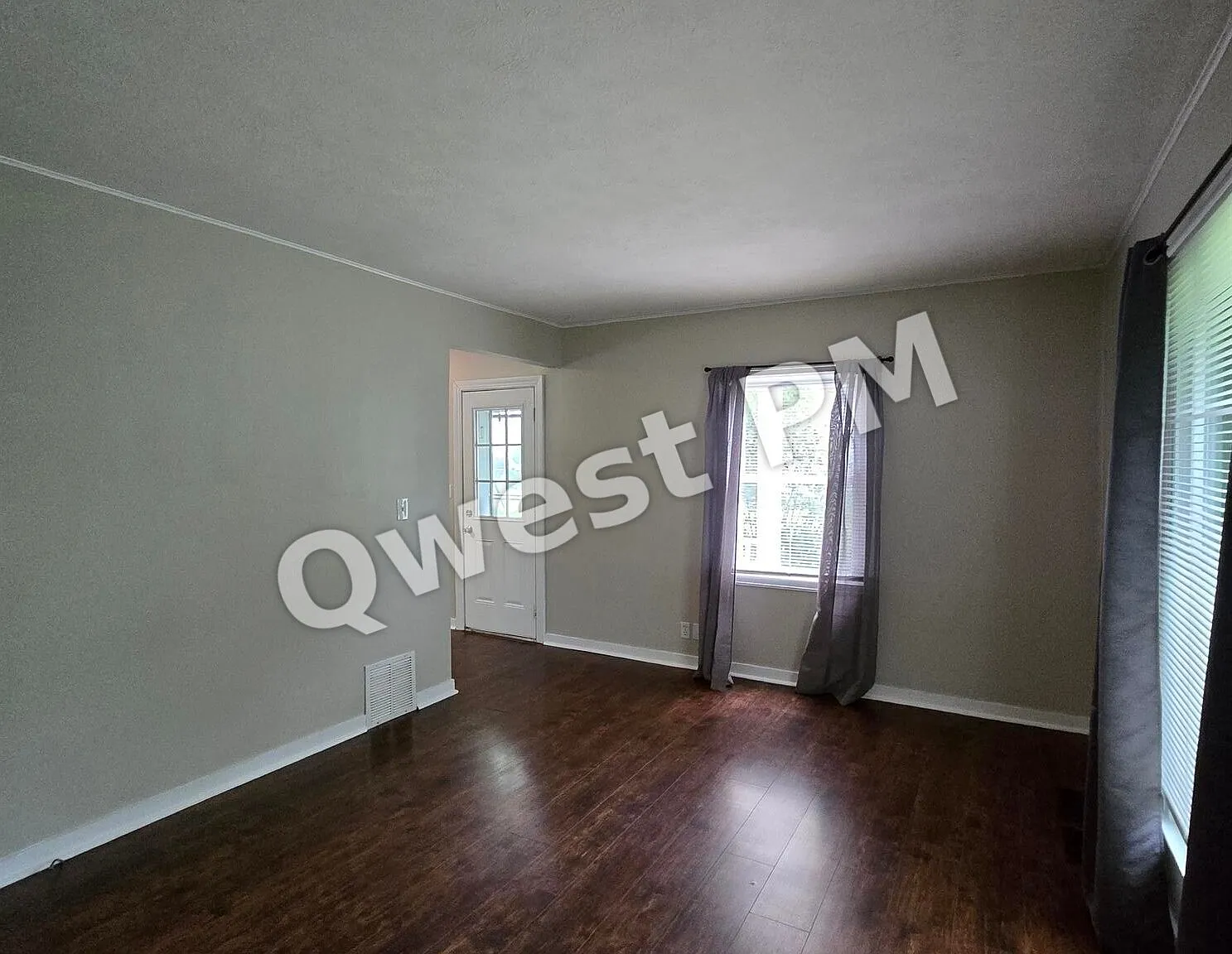 1127 Eastmont Dr SE — Photo 2