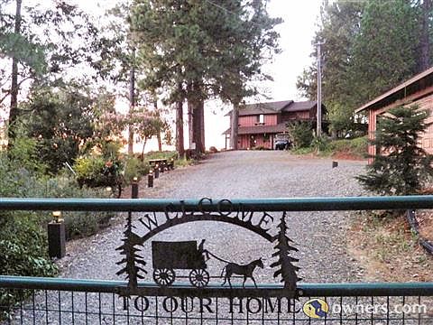 NICE ENTRY WAY WITH GATE