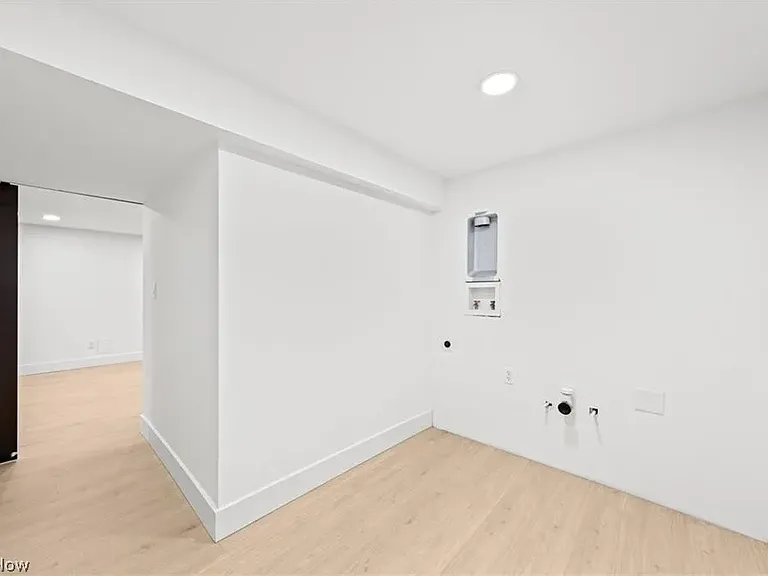 1422 W 77th St — Photo 20