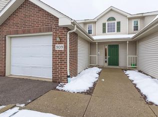 909 Park St APT 201, Oregon, WI 53575