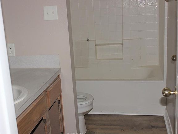 4th image of 211 Navarro Dr
