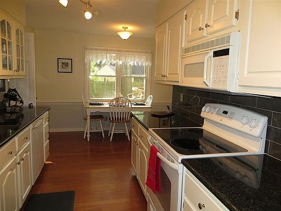 3rd image of 7287 Bellville Dr
