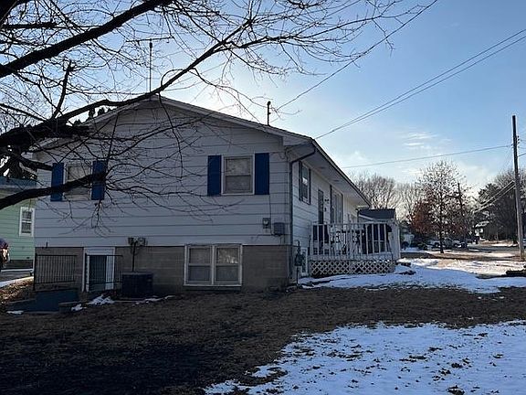 2nd image of 304 Lincoln Dr NE