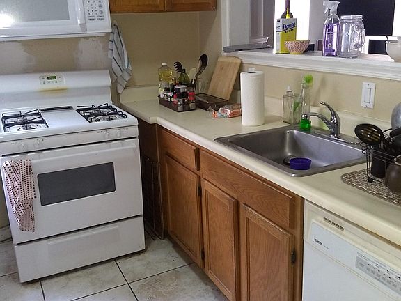 Roomy kitchen with modern appliances!