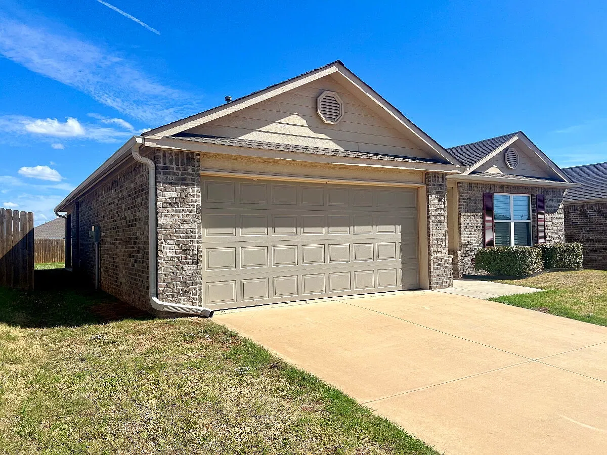3 bed, 2.0 bath, 1420 sqft, $1,675 — Photo 3