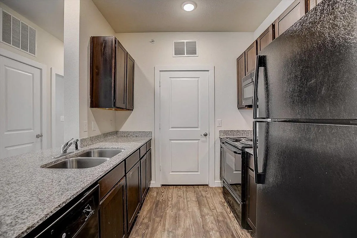 The Strand Apartments — Photo 1