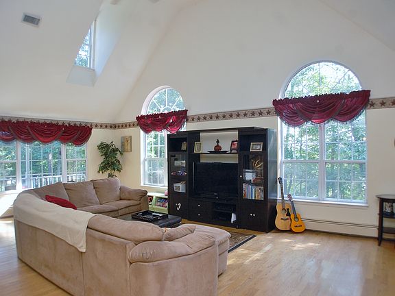 5th image of 3 Tudor Hill Dr