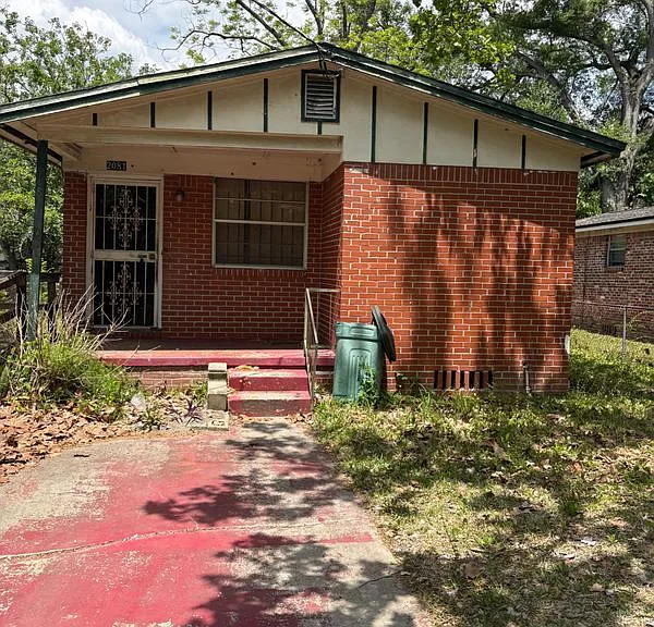 2081 Baldwin St — Photo 2