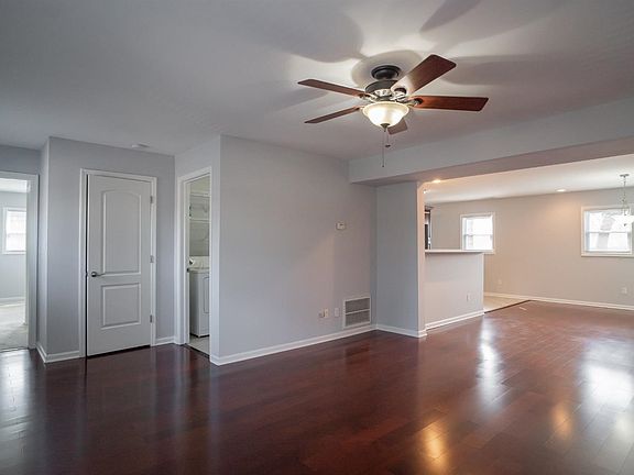 2nd image of 545 N Oakwood St Unit 5