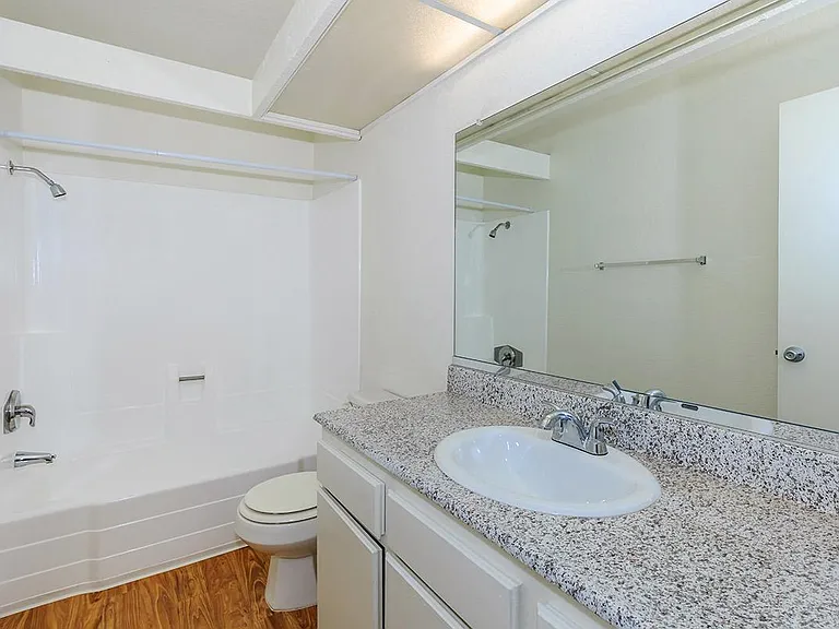 Carlyle Square Apartment Homes — Photo 17