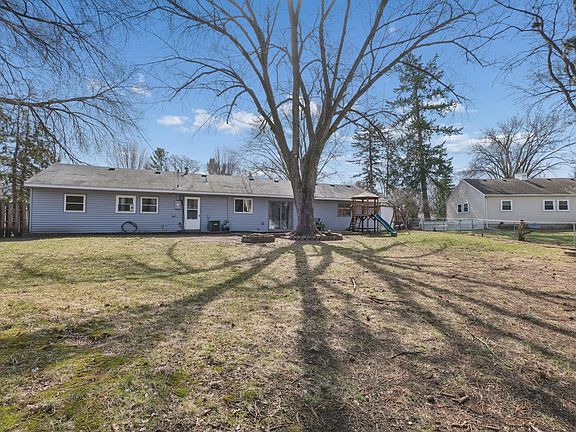 3rd image of 8704 Crest Rd