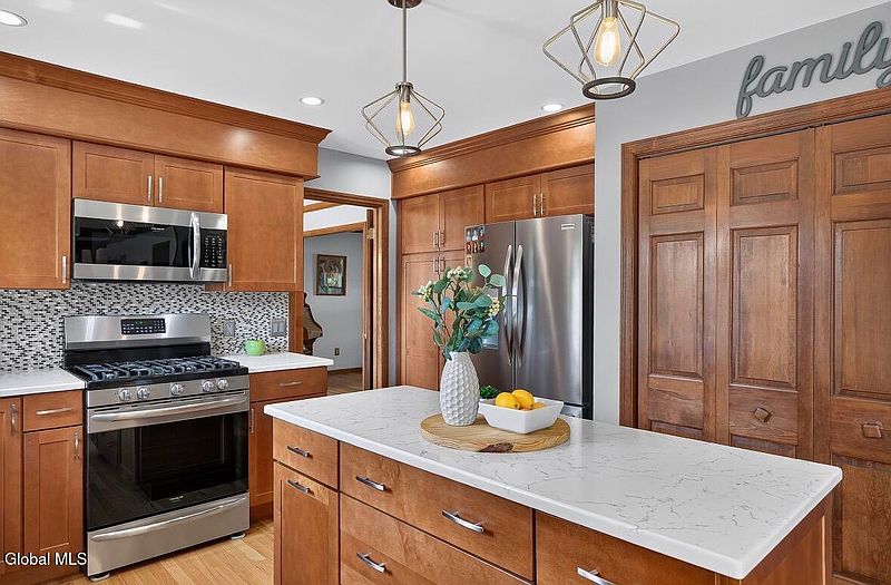 3rd image of 9 Mountainwood Drive