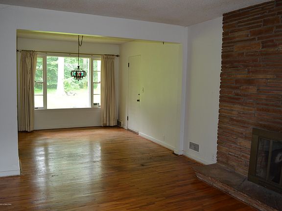 3rd image of 1727 Roseland Ave