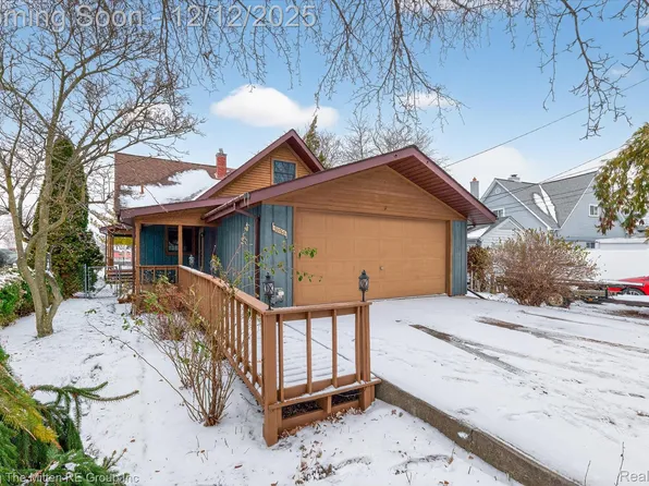 30760 Bayview Dr, Gibraltar, MI 48173