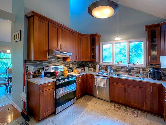 3rd image of 206 Robertson St