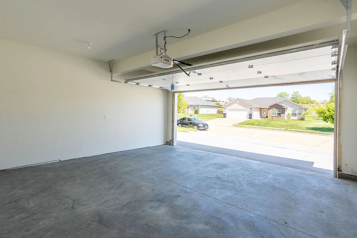 Building Photo - 4919-4921 Silver Mill Dr