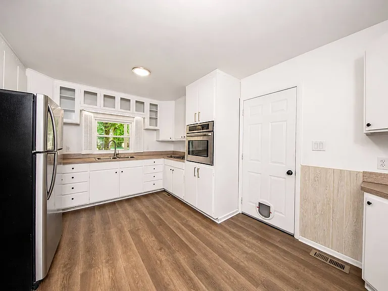 855 Catalina Dr — Photo 3