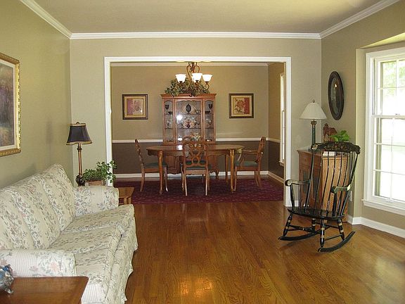 Formal Dining Room w/Coved Ceilings & Chandelier