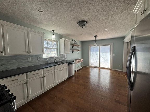 3rd image of 728 N Mohican Dr