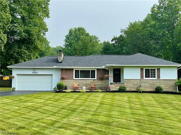 8382 N Locust Dr, Kirtland, OH 44094