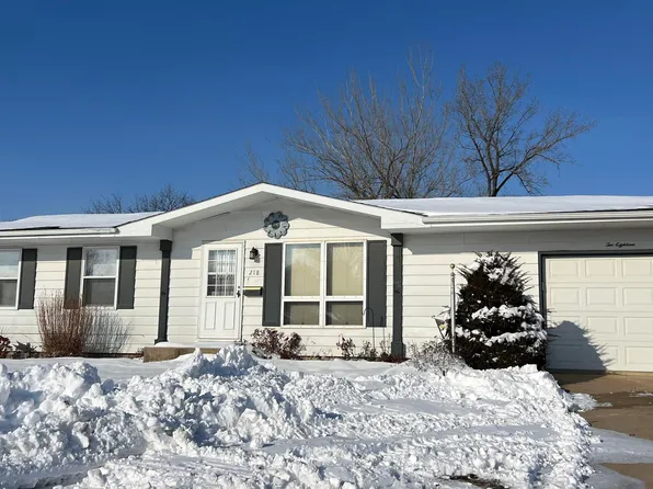 218 E Harrison St, New Hampton, IA 50659