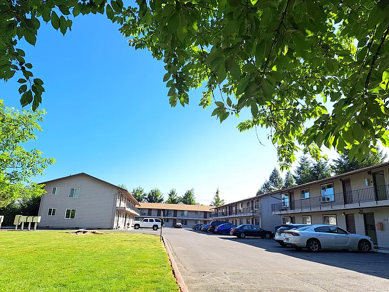 Island Park Apartments — Photo 15