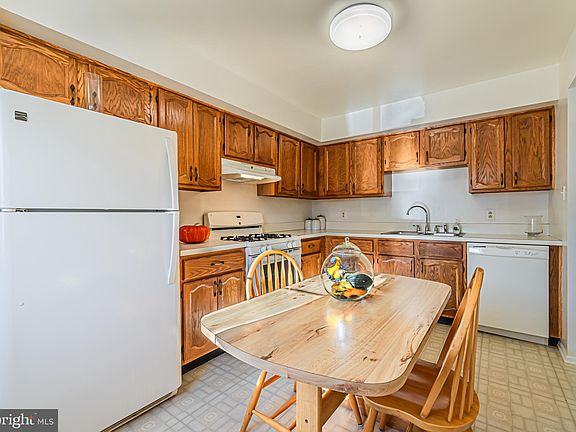 3rd image of 207 Yorktown Blvd